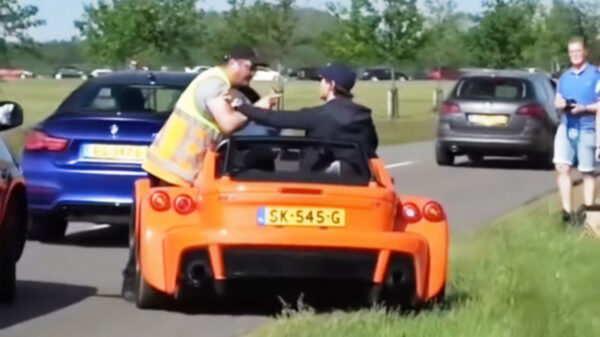 Verkeersregelaar maakt ruzie en trapt Donkervoort van € 200.000