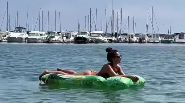 POV: Je moeder geniet op vakantie met volle teugen van d'r luchtbed