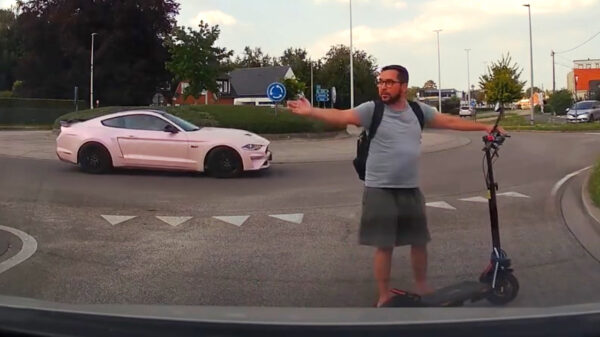 Mannetje op elektrische step uit z'n stekker als 'ie geen voorrang krijgt