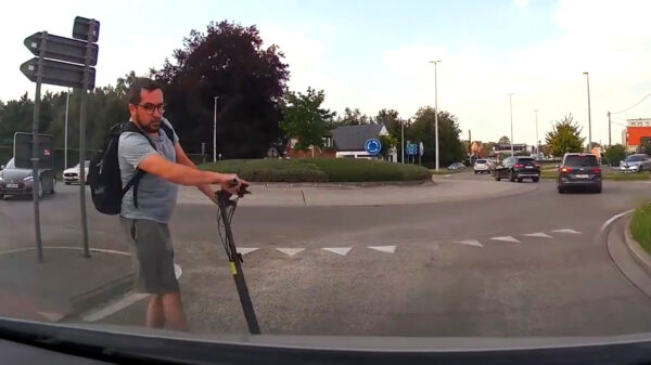 Mannetje op elektrische step uit z'n stekker als 'ie geen voorrang krijgt