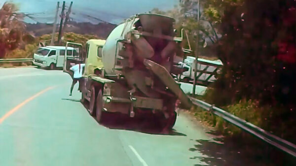 Chauffeur springt nèt op tijd uit op hol geslagen cementwagen in Filipijnen