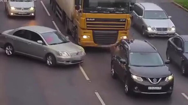 Nog even vlak voor een vrachtwagen invoegen kan je duur komen te staan