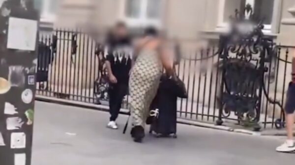Virale video van neergetrapte hoofddoekdraagster krijgt een staartje: "Diefstal!"