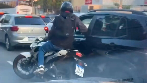 Automobilist pakt pistool af van motordief en opent het vuur in São Paulo