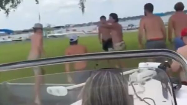 Mannen knock-out gemept voor de ogen van kinderen tijdens bootfeest Florida