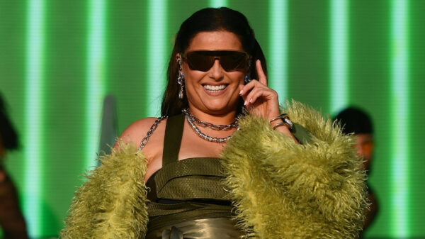 Mensen in shock vanwege het imposante achterwerk van Nelly Furtado