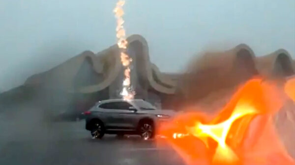 Auto in China 3x geraakt door bliksem, bestuurder stapt gewoon uit