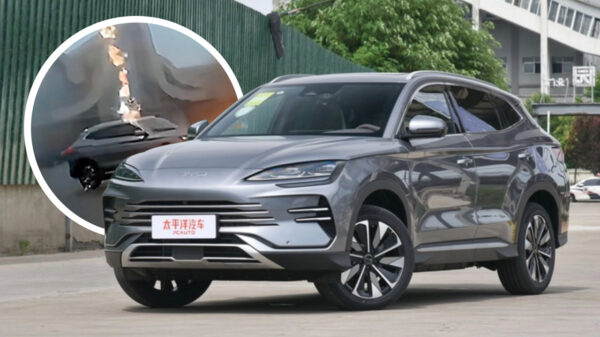 Auto in China 3x geraakt door bliksem, bestuurder stapt gewoon uit