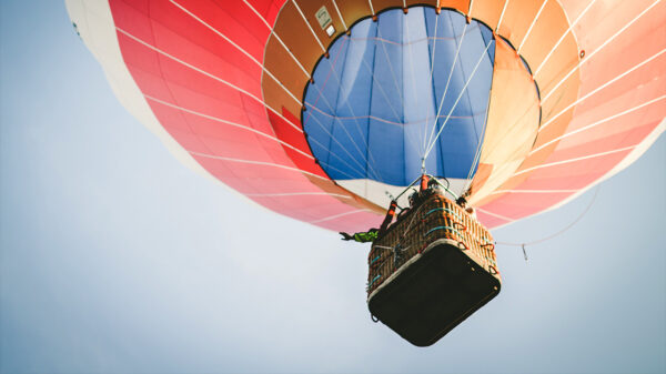 Luchtballon stort neer bij landing in Friesland: 1 dode en 5 gewonden