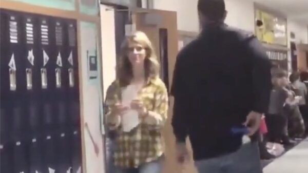 Die leuke blonde lerares met een serenade proberen te versieren