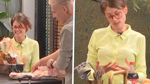 Vrouw geeft best een intiem slaapkamercadeautje voor haar eerste date