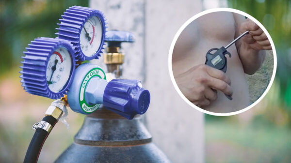 Oom Dolf speelt zijn favoriete liedje met behulp van wat perslucht