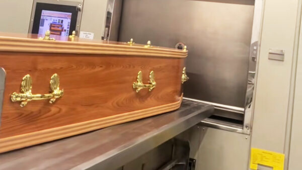 Uitvaartondernemer laat zien wat er écht gebeurt bij een crematie