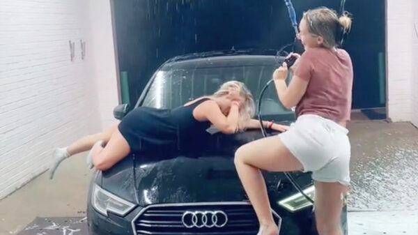 Carwashtrend populair op TikTok: Natte twerkshows en gebroken voorruiten