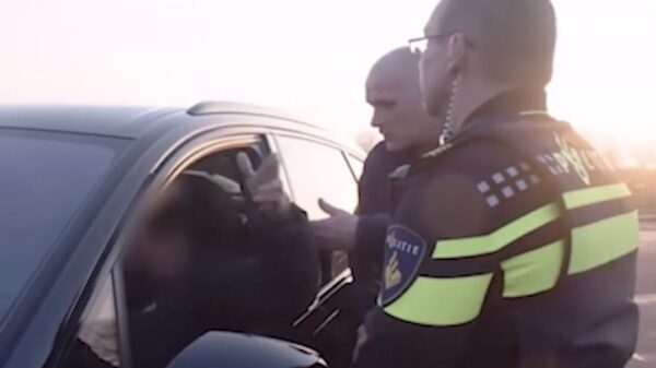 Jebroer aangehouden in het programma Wegmisbruikers en gaat los op cameraman