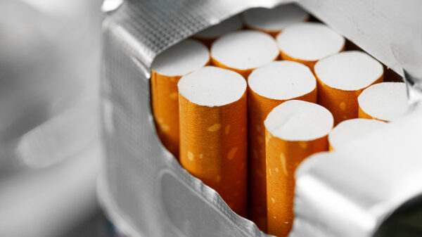 Nederlanders kopen massaal tabak over de grens: overheid loopt 2,6 miljard mis