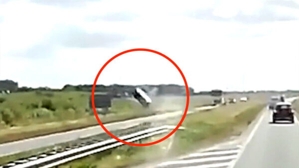 Automobilist maakt gigantische crash na een belachelijke inhaalactie