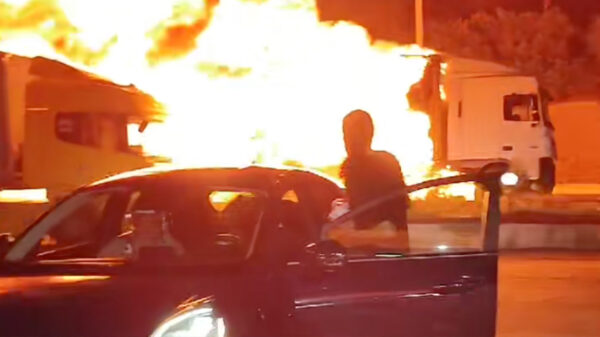 Brandende truck maakt kilometerslange rit door Turkije, bestuurder stapt ongeschonden uit