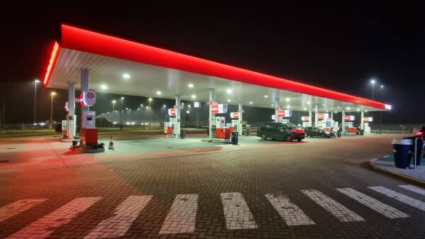 Ravage in Muiden: Vrachtwagen ramt tankstation, drie man vast op wc