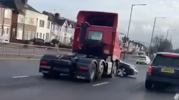 Engelse vrachtwagenchauffeur ziet auto compleet over het hoofd en geeft 'm een gratis lift
