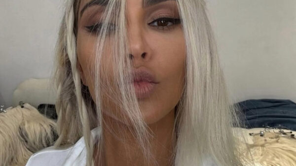 Kim Kardashian pakt miljoenen views met wc-selfie in doorschijnende stof