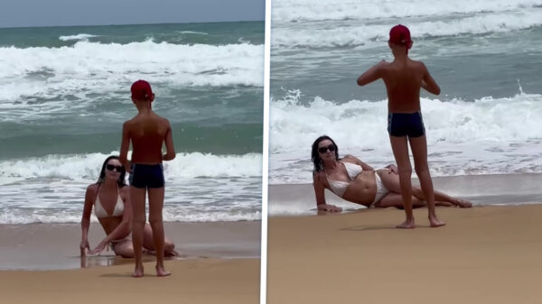 Koter wordt ingeschakeld om mama te helpen met de perfecte vakantiefoto te maken