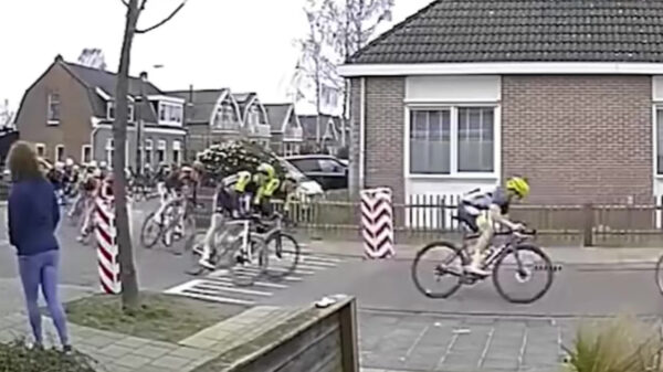 Wielrenner neemt bocht te ruim en schoffelt plantenbak ondersteboven