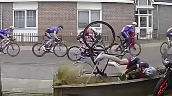 Wielrenner neemt bocht te ruim en schoffelt plantenbak ondersteboven