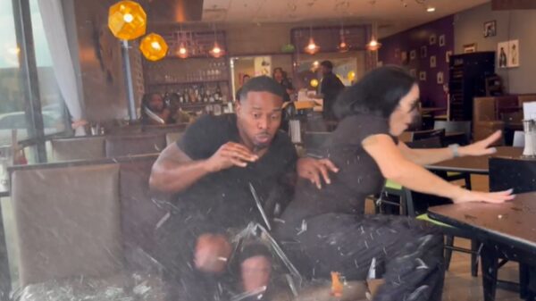 SUV rijdt dwars door raam van restaurant en schept bijna twee influencers