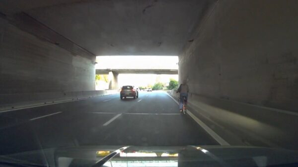 Fietser belandt op A12 bij Den Haag, dashcamvideo toont gestoord tafereel