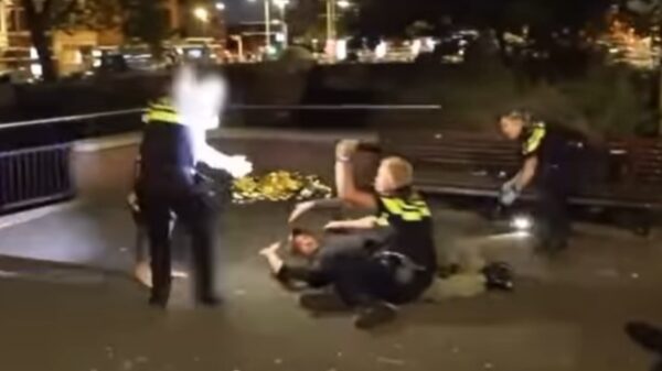 Bezopen kanaalzwemmer slaat agent in het gezicht en krijgt stroomstoot cadeau