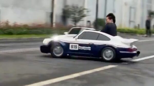 Hebben: De Mini Porsche 911 waar je de hele buurt mee door kan driften