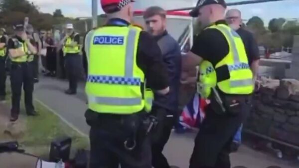 Britse knaap schreeuwt "we love bacon" en wordt gearresteerd bij moskee-protest