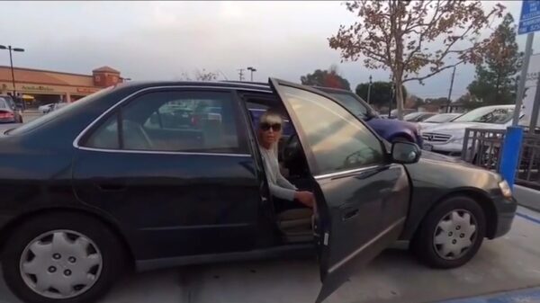 Radiohost trolt mensen die te lui zijn om hun boodschappenkarretje terug te zetten