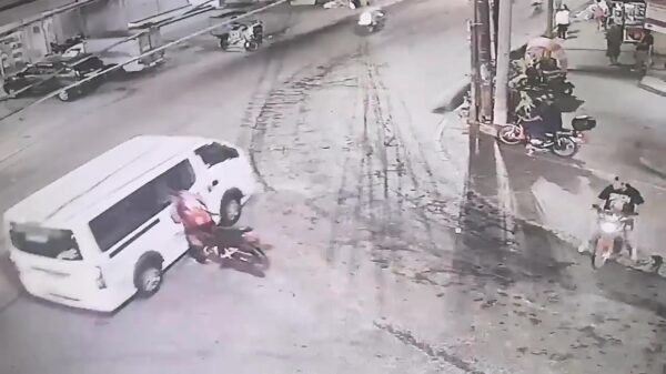 Motorrijder kopt busje en kan het dankzij zijn helm navertellen