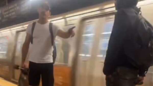 Skateboarder plant plank in de ribben van messentrekker in New Yorkse metro