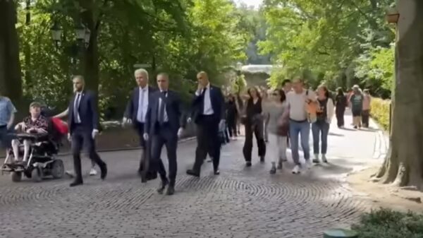 Bezoeker scheldt Geert Wilders uit in Efteling, beveiliging grijpt in