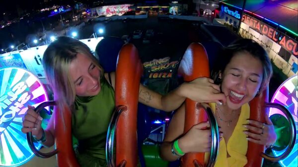 Jurkje in de gevarenzone wanneer vriendinnen de slingshot op Ibiza trotseren