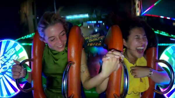 Jurkje in de gevarenzone wanneer vriendinnen de slingshot op Ibiza trotseren