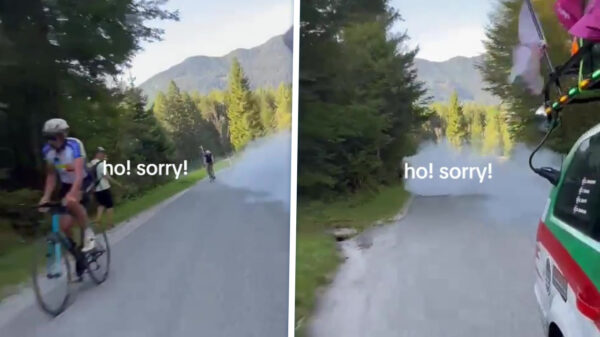 Automobilist in Slovenië trakteert wielrenners op een lading uitlaatgassen