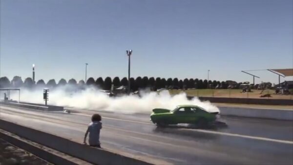 Dragracer draait alleen maar rondjes en crasht als het gaspedaal blijft hangen