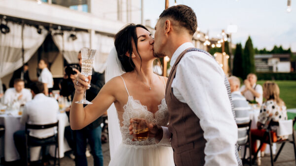 Bruidegom Turkije (23) per ongeluk doodgeschoten door familielid op bruiloft