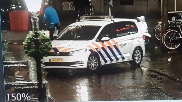 Venlose politieagent ramt lantaarnpaal tijdens simpel keren op de weg