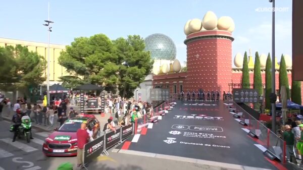 Pro-Palestina activisten blokkeren Israël-Premier Tech tijdens tijdrit Vuelta