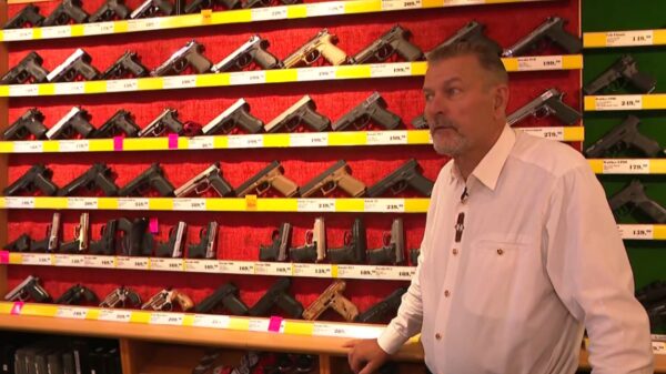 Nederlandse vrouwen op oorlogspad: Duitse wapenzaken compleet leeggeplunderd