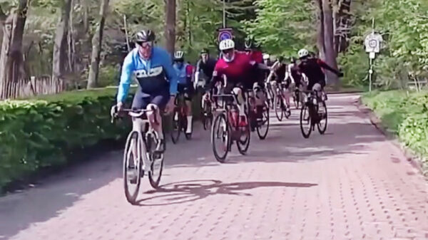 Groepje wielrenners is boos want ze willen geen auto's op HUN weg