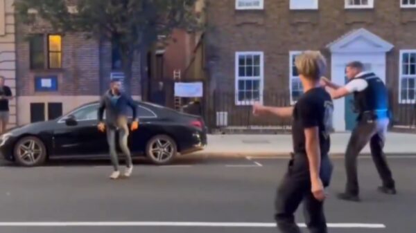 Chaos! Rugzakrover uitgeschakeld met stroomstoot na molesteren van politiebus