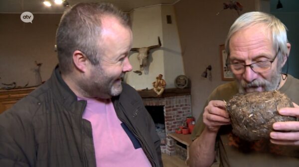 De Belgische Huub heeft een passie voor uitwerpselen en likt olifantenstront