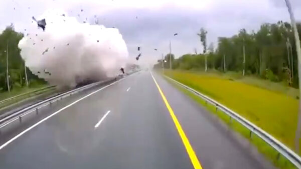 Eén dode na gigantische knal op Russische snelweg door truck vol CO₂-gas