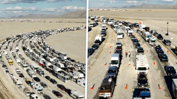 File des doods van 9 uur met campers in woestijn voor Burning Man-festival